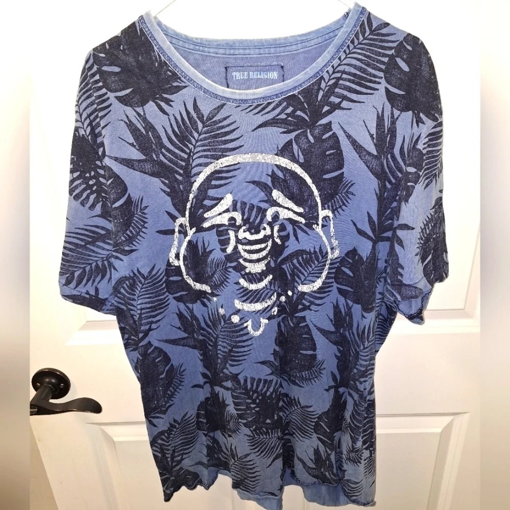 True Religion Blue Ombre tropical curved hem t-shirt in a men's 2XL.